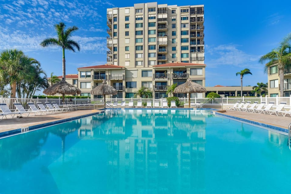 2 Mi to Beach! Bay-View Snowbird Haven in St Pete House in Isla del Sol