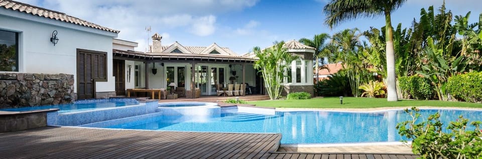 Property building, Garden, Garden view, Swimming pool