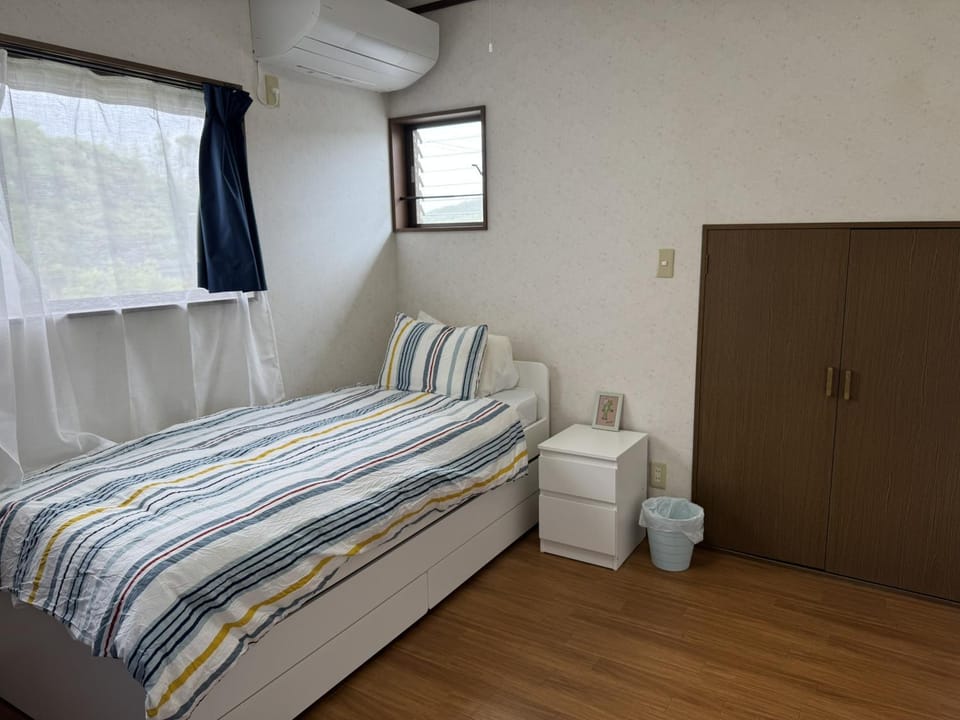 Bedroom, air conditioner