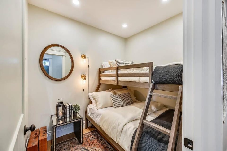 Cozy Boston Condo Near T House in Jamaica Plain