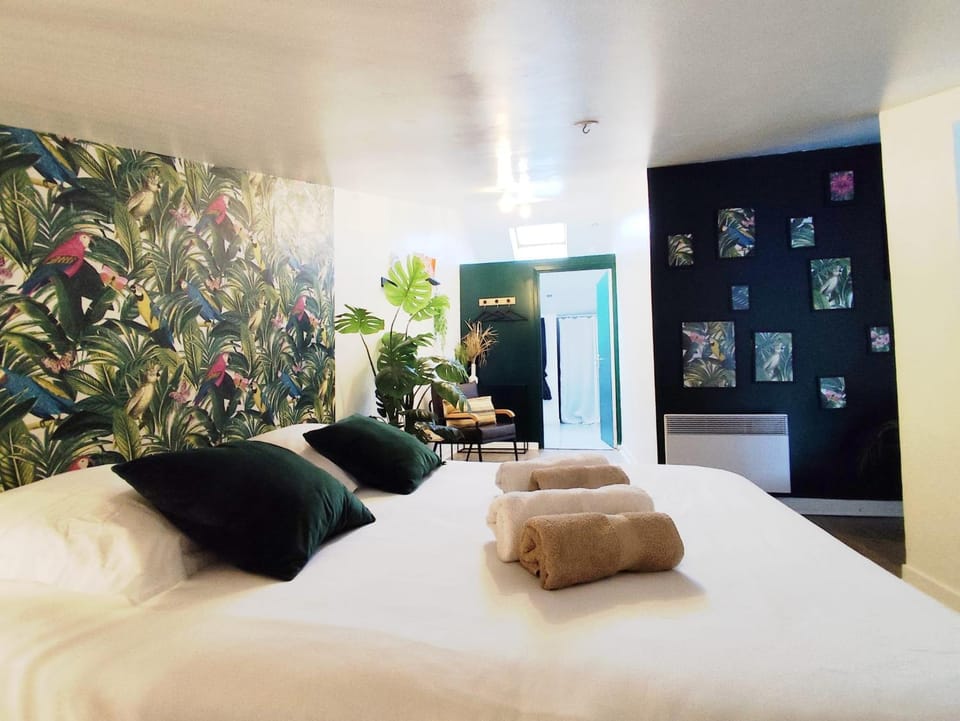Bed, Bedroom, towels