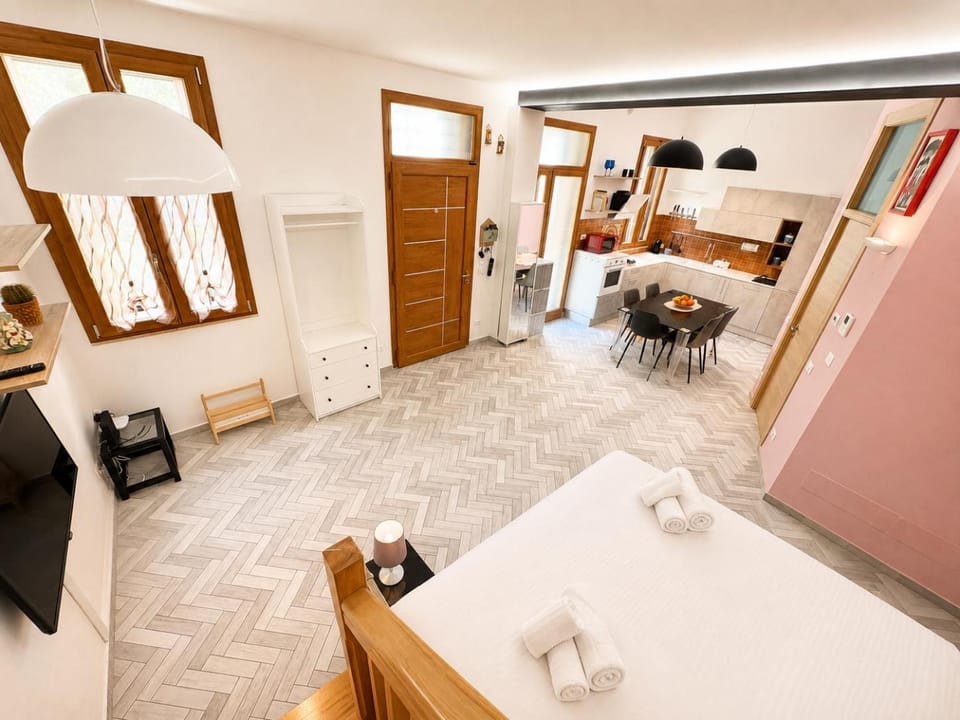 Bed, TV and multimedia, Kitchen or kitchenette, Living room, Seating area, Dining area, wardrobe
