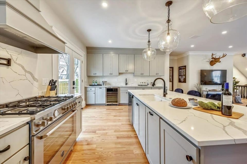Spacious New Renovation Near T House in Boston