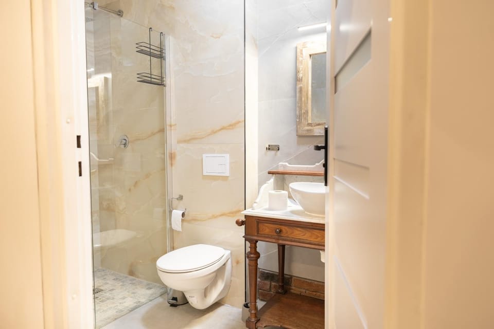 Shower, Toilet