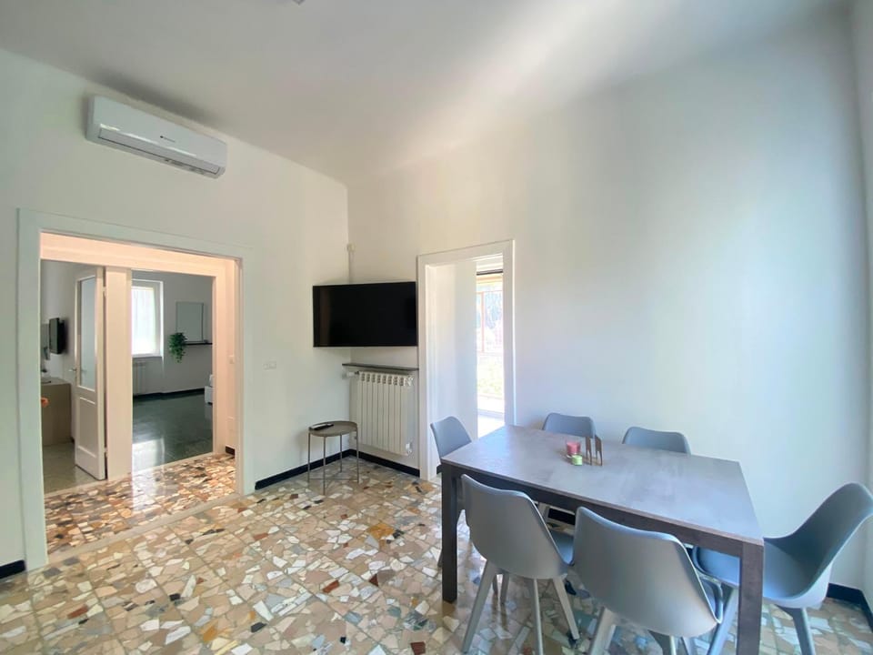 TV and multimedia, Living room, Seating area, Dining area, Evening entertainment, air conditioner