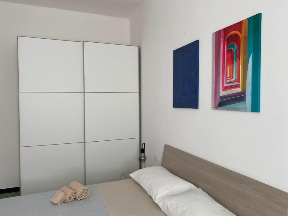 Bed, Photo of the whole room, Decorative detail, Bedroom, towels, wardrobe
