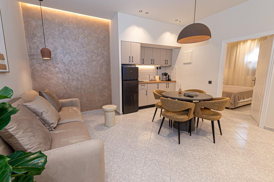 Kitchen or kitchenette, Living room, Seating area, Dining area, stove