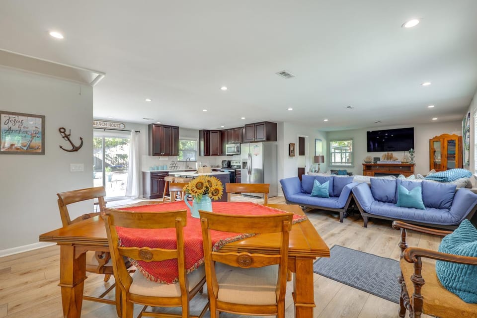 Fenced Yard! Family Getaway 6 Mi to Carolina Beach House in New Hanover County
