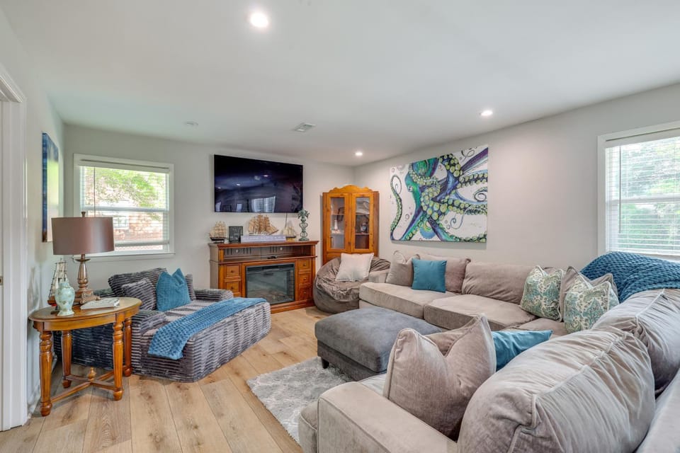 Fenced Yard! Family Getaway 6 Mi to Carolina Beach House in New Hanover County