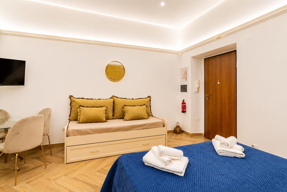 Dining area, Bedroom, air conditioner