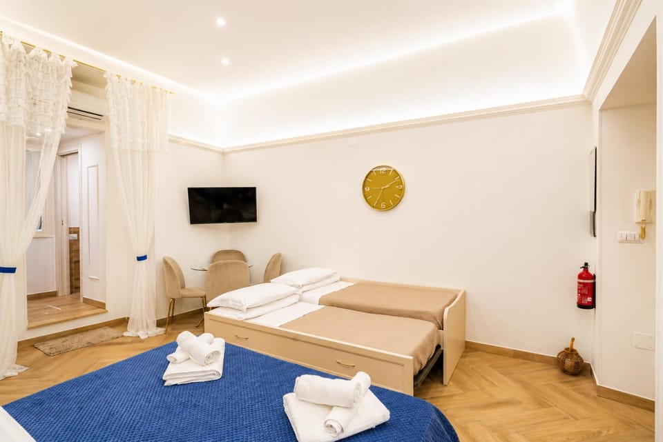 Dining area, Bedroom, room service