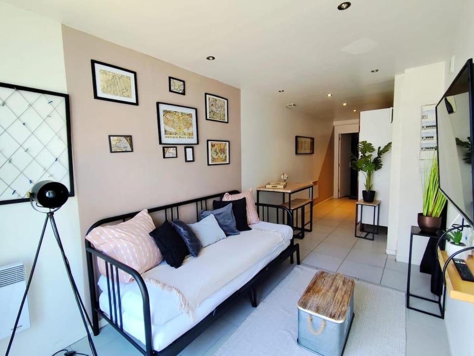 Bed, TV and multimedia, Living room, Seating area