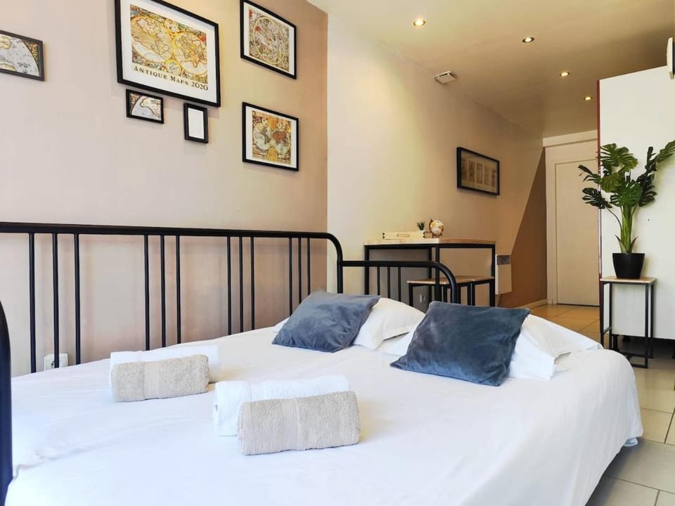 Bed, Photo of the whole room, towels