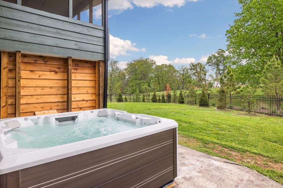 Mid-Mod-Sauna & Hot Tub-Walk to Downtown-On MTB House in Rogers