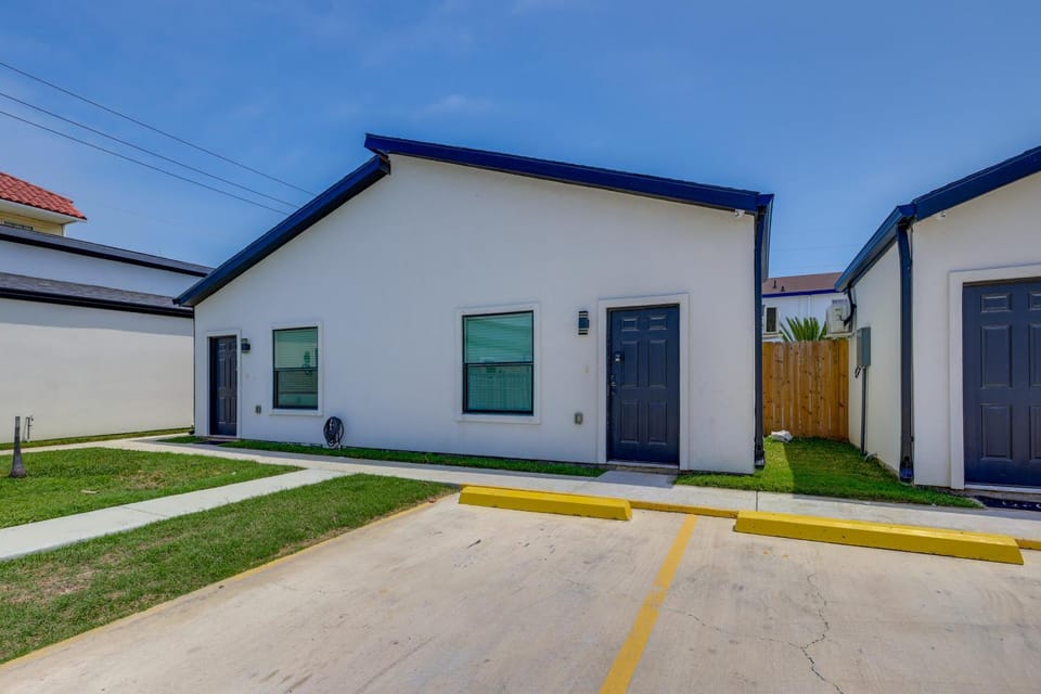 Beach, Bars & Bites Nearby! Prime South Padre Unit Apartment in South Padre Island