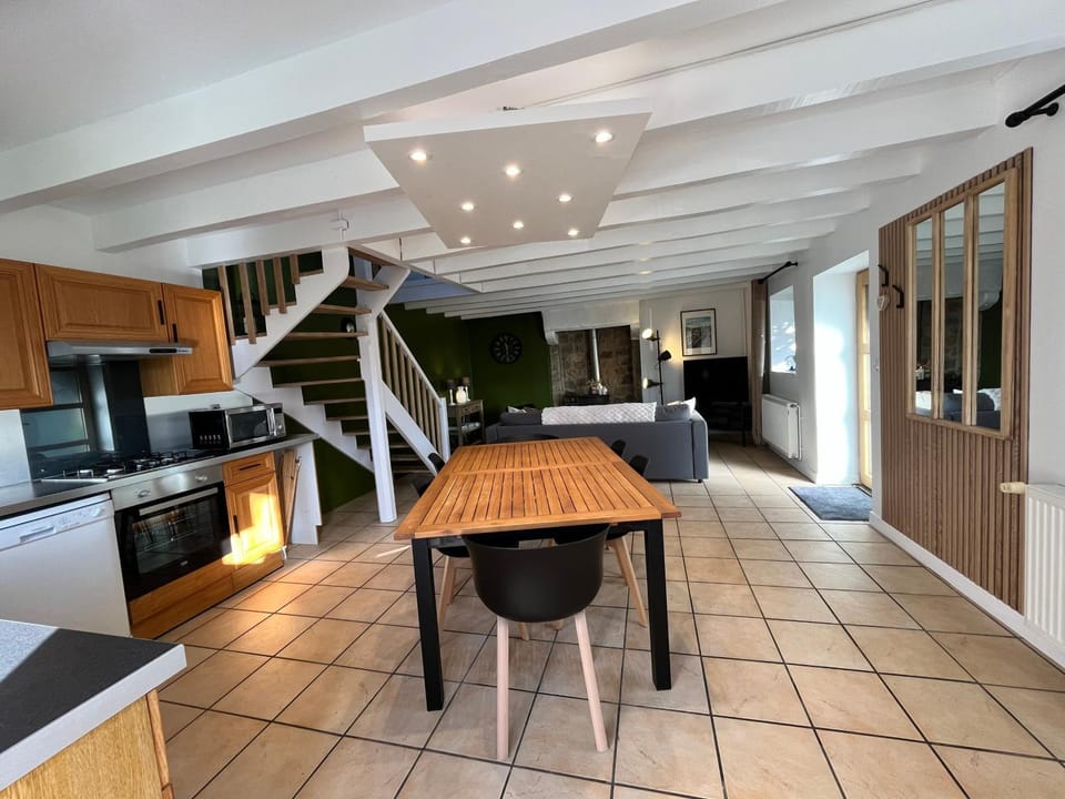 Coffee/tea facilities, Dining area, dishwasher, microwave, oven, stove, toaster, washing machine