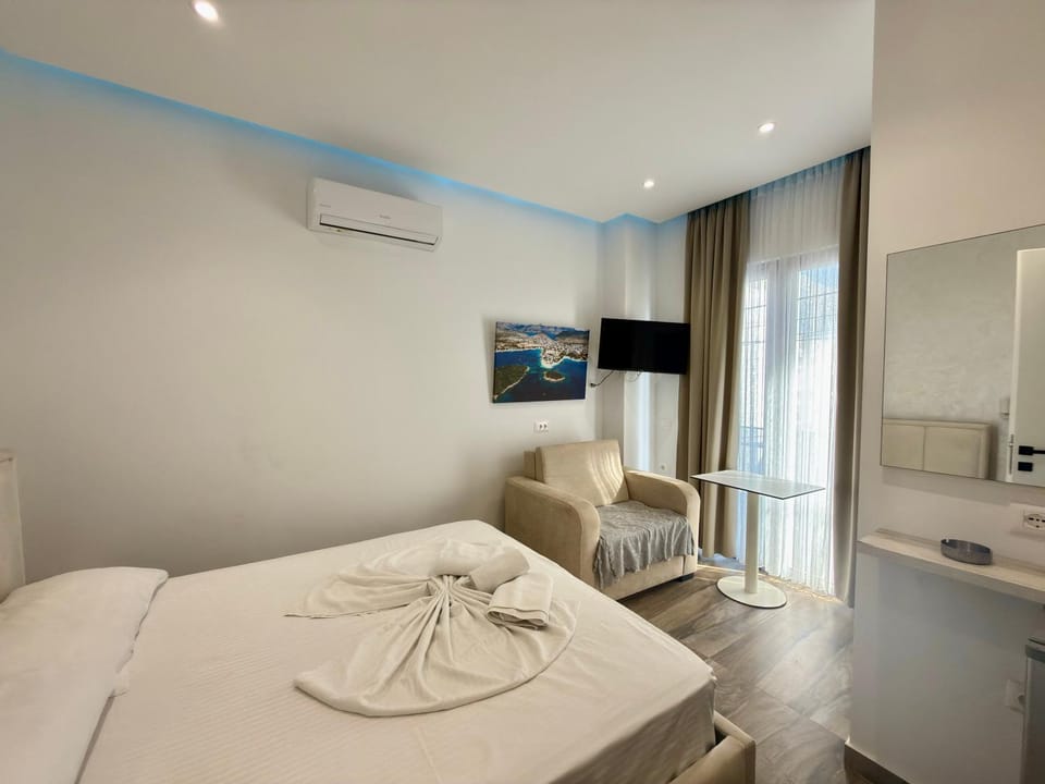 Bed, TV and multimedia, Kitchen or kitchenette, Living room, Photo of the whole room, Seating area, Bedroom, minibar, towels, air conditioner
