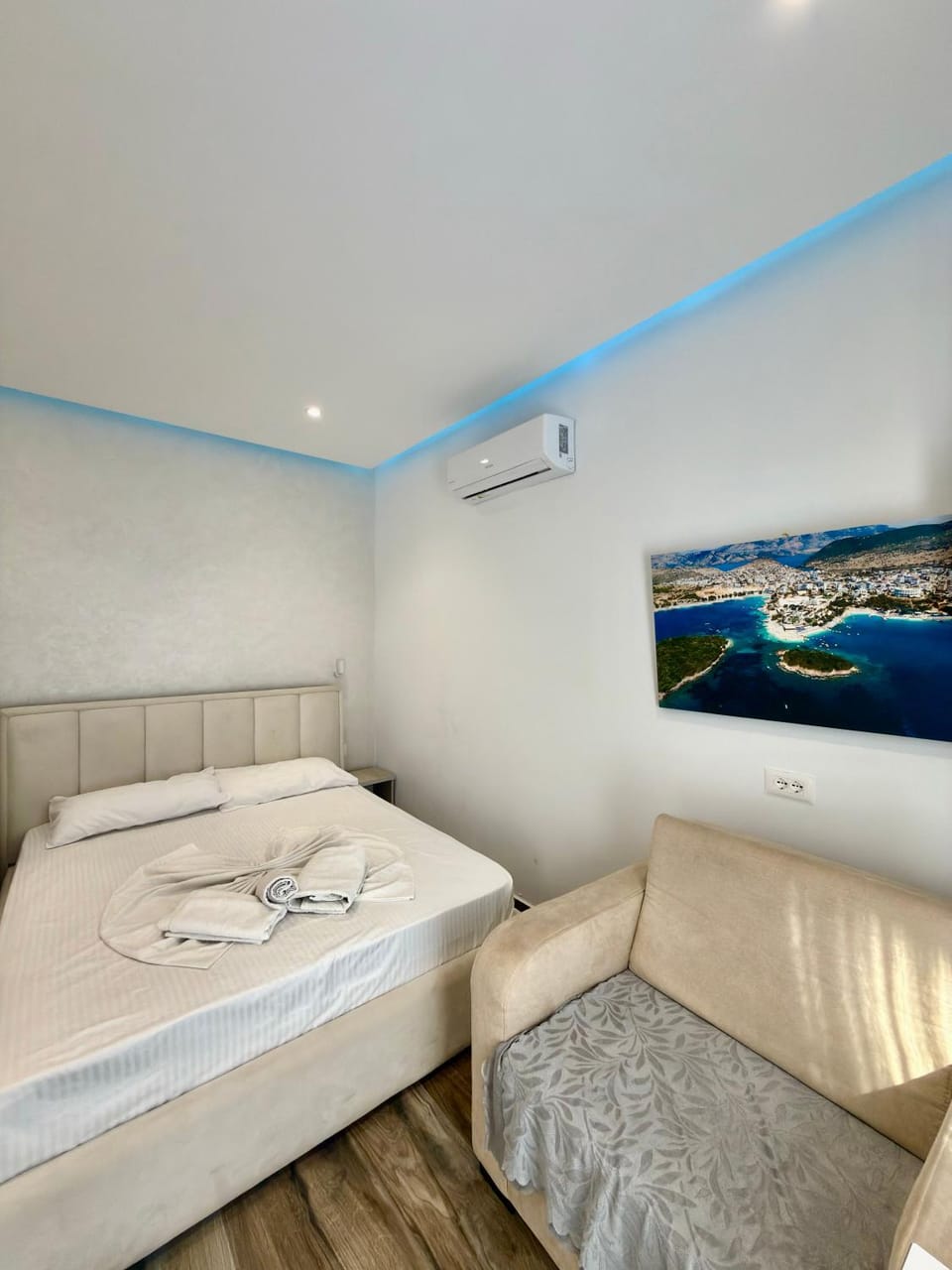 Bed, Photo of the whole room, Bedroom, towels