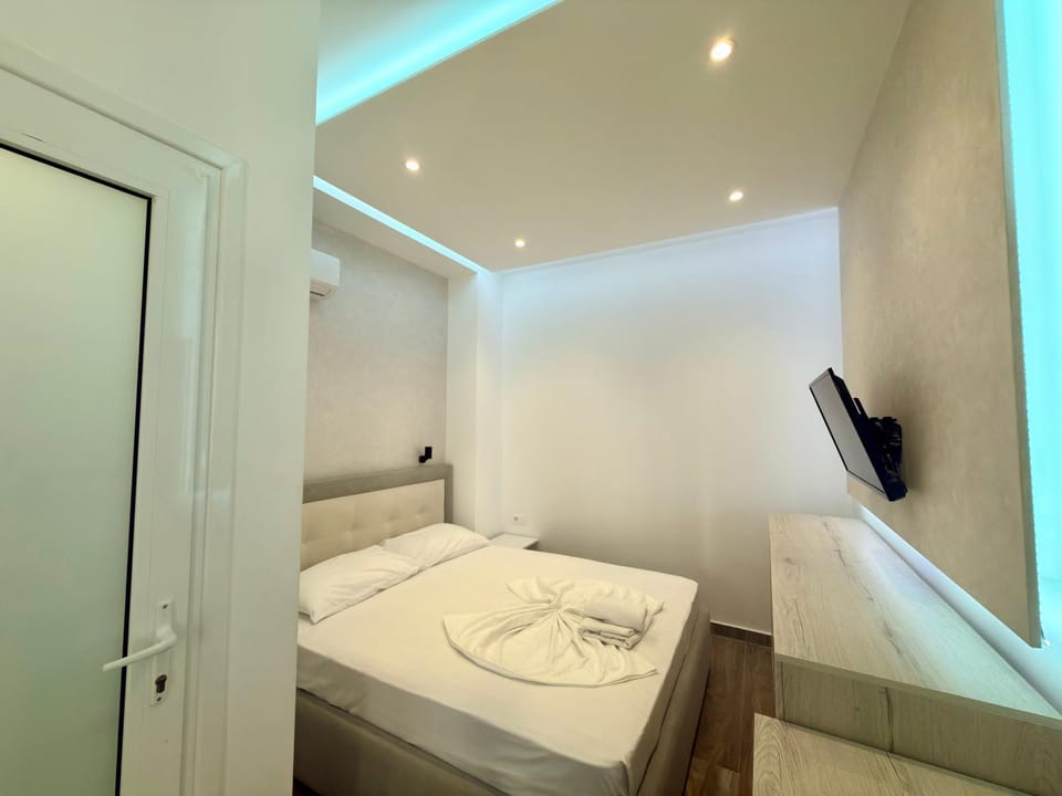 Bed, TV and multimedia, Photo of the whole room, Bedroom, towels