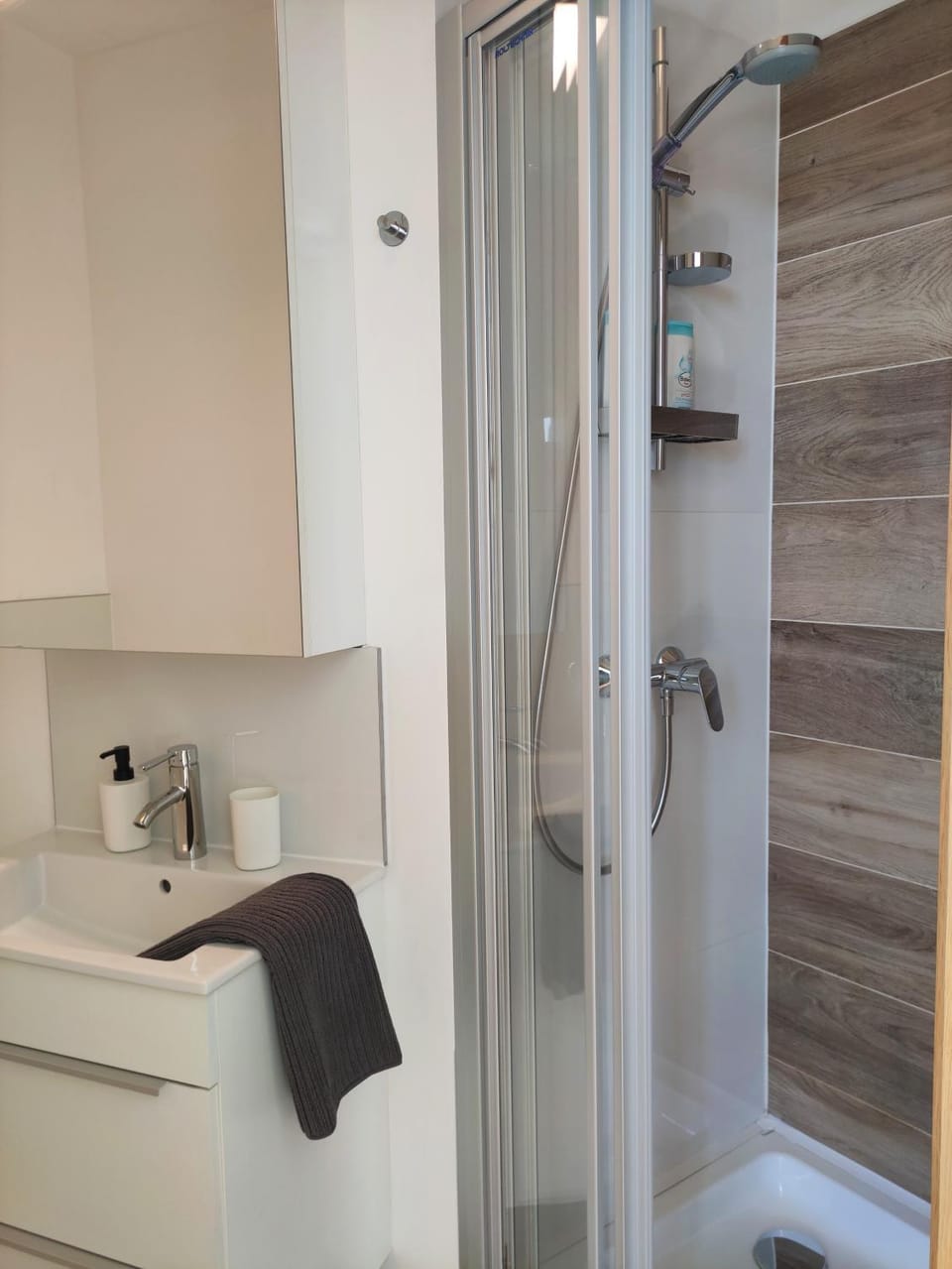 Shower, Bathroom, towels
