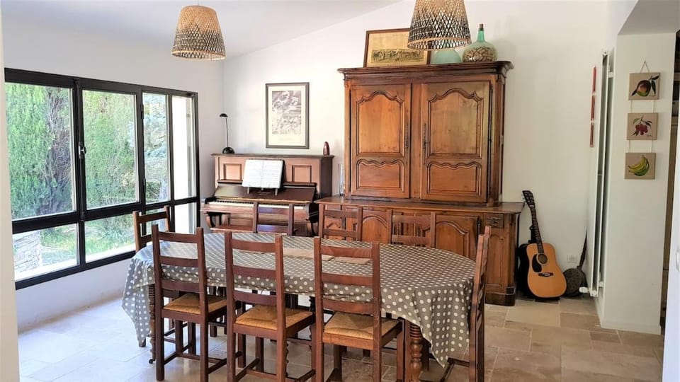 House sleeps 12, 7 bedrooms, pool Villa in Aix-en-Provence