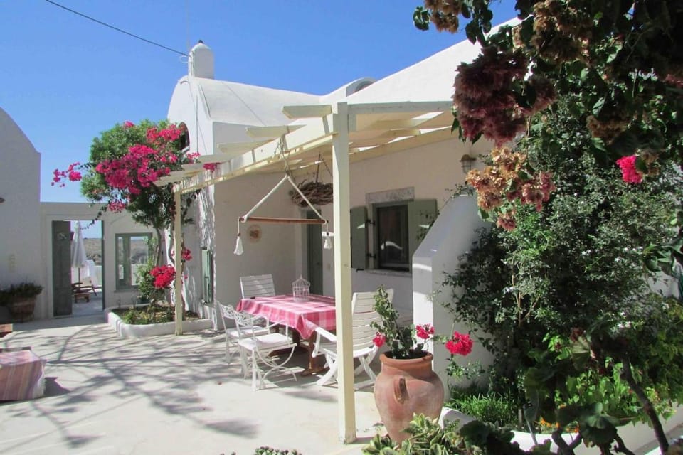 Property building, Balcony/Terrace, Dining area, Garden view