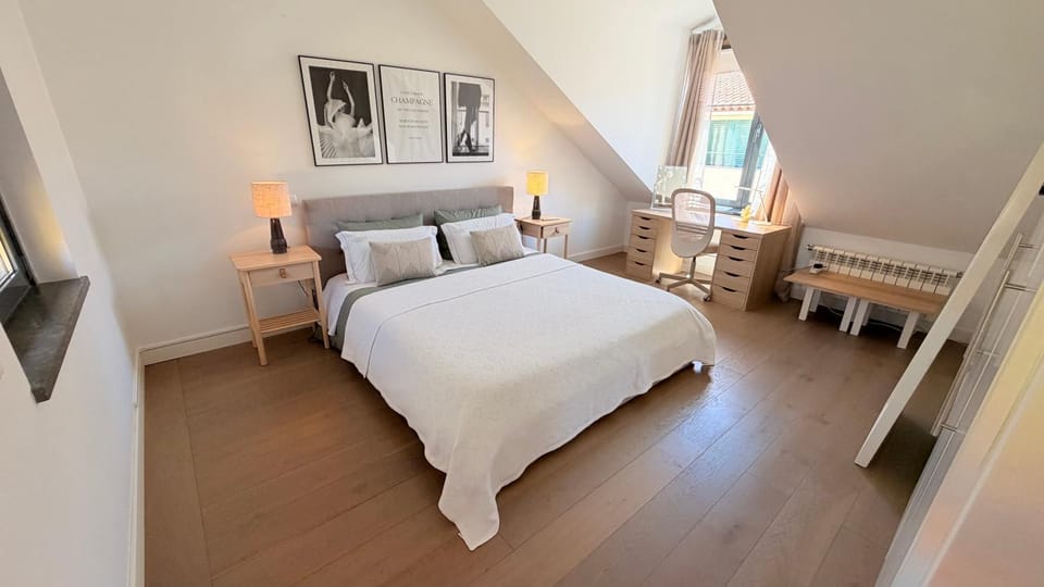 Bed, Photo of the whole room, Bedroom