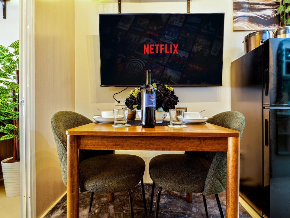 TV and multimedia, Food and drinks, Dining area