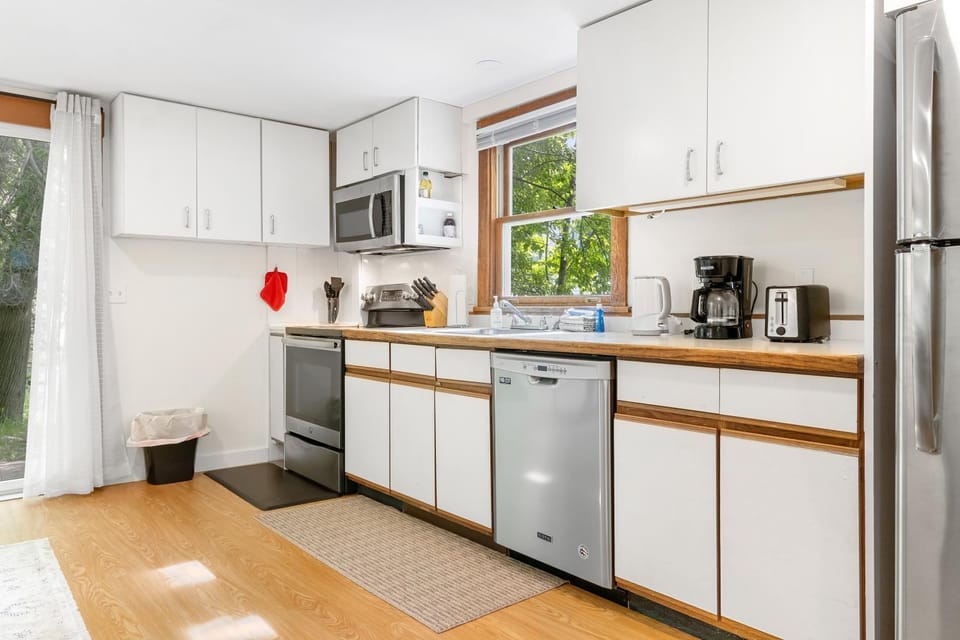 Coffee/tea facilities, Kitchen or kitchenette, oven, kitchen