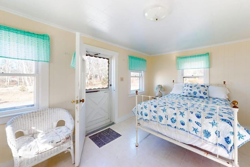 Bed, Seating area, Bedroom