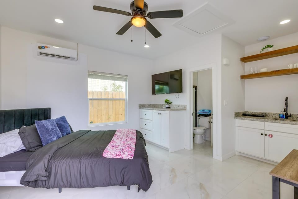 Groups Welcome! SPI Studio on Multi-Unit Property Apartment in South Padre Island