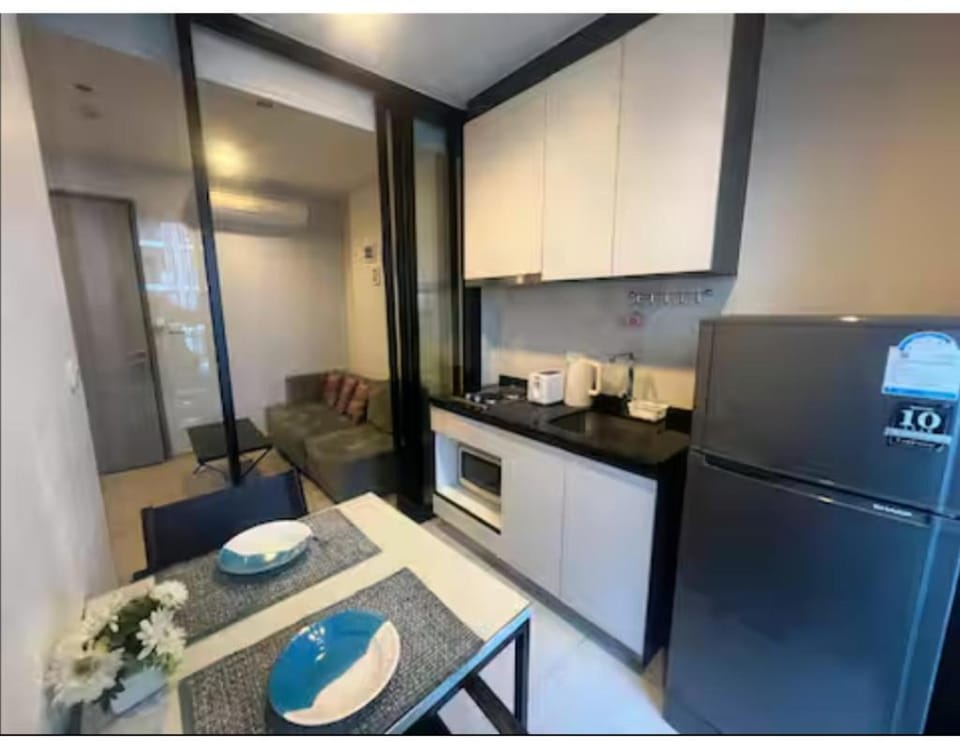 Kitchen or kitchenette, Dining area, microwave