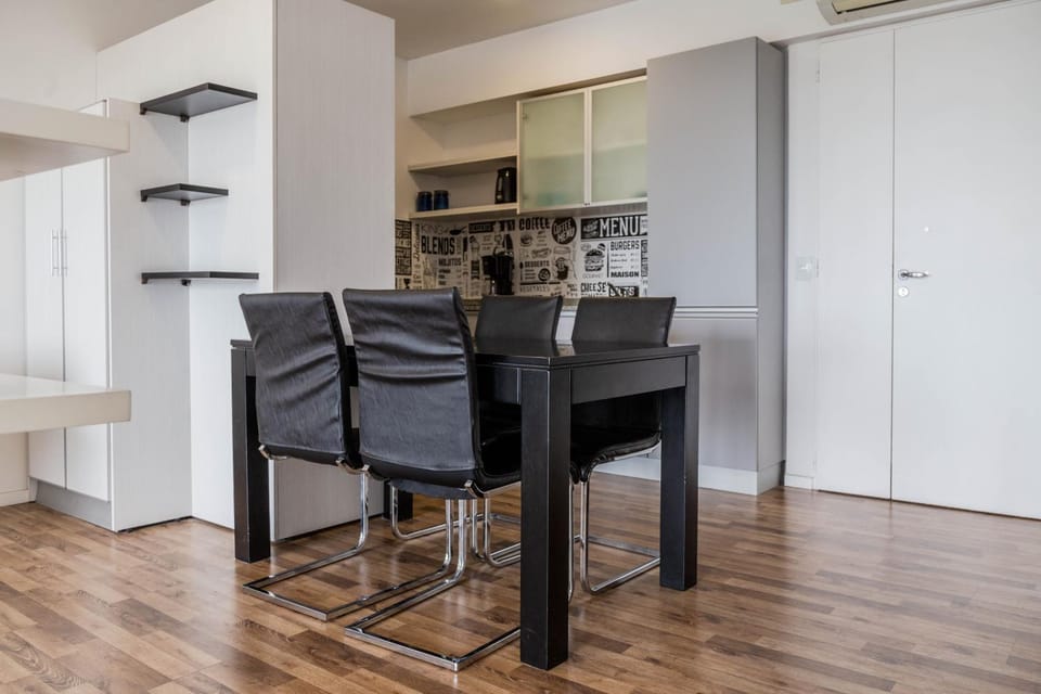 Kitchen or kitchenette, Dining area, stove