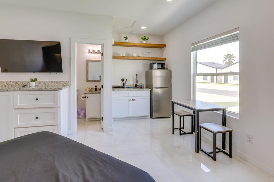 Pool Access & Prime Location! SPI Getaway for 2 Apartment in South Padre Island