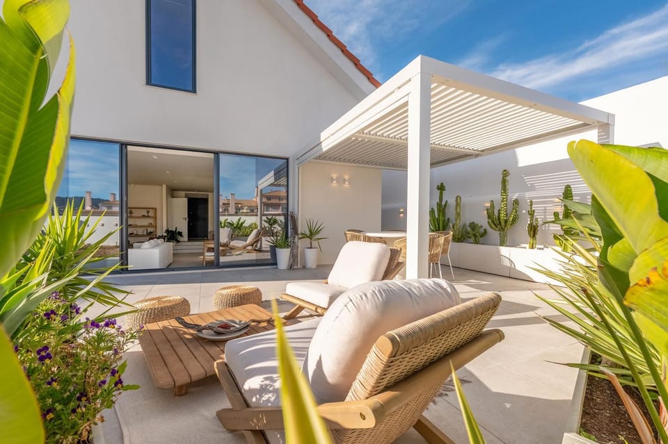 Property building, Patio, Day, Balcony/Terrace, Garden view