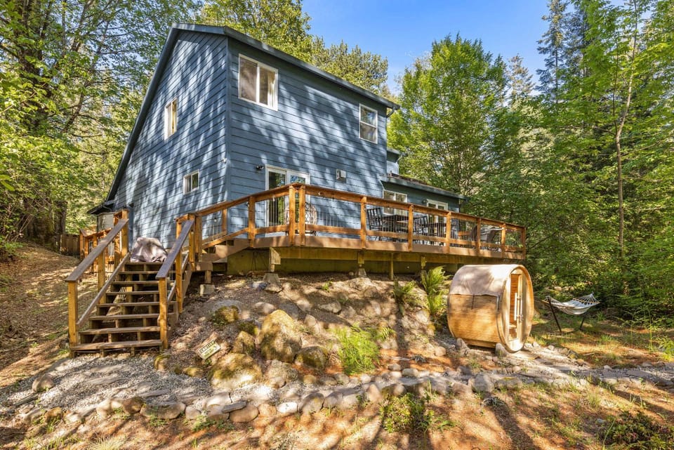 Riverfront retreat with panoramic river and forest views House in Mount Hood Village