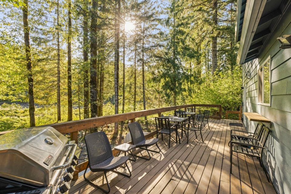 Riverfront retreat with panoramic river and forest views House in Mount Hood Village