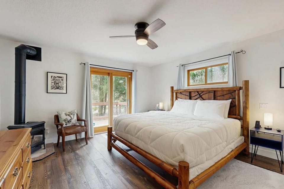 Riverfront retreat with panoramic river and forest views House in Mount Hood Village