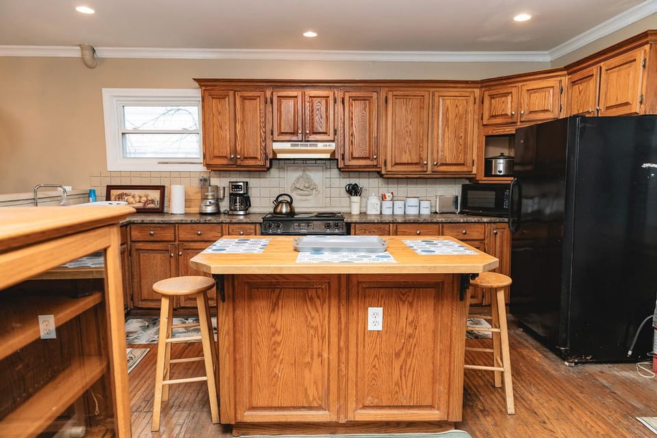Large 7 Bedroom Heritage Home in St Catharines House in Saint Catharines
