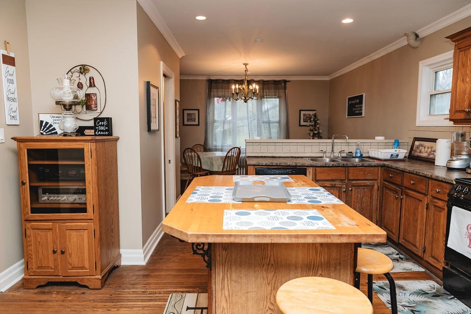 Large 7 Bedroom Heritage Home in St Catharines House in Saint Catharines