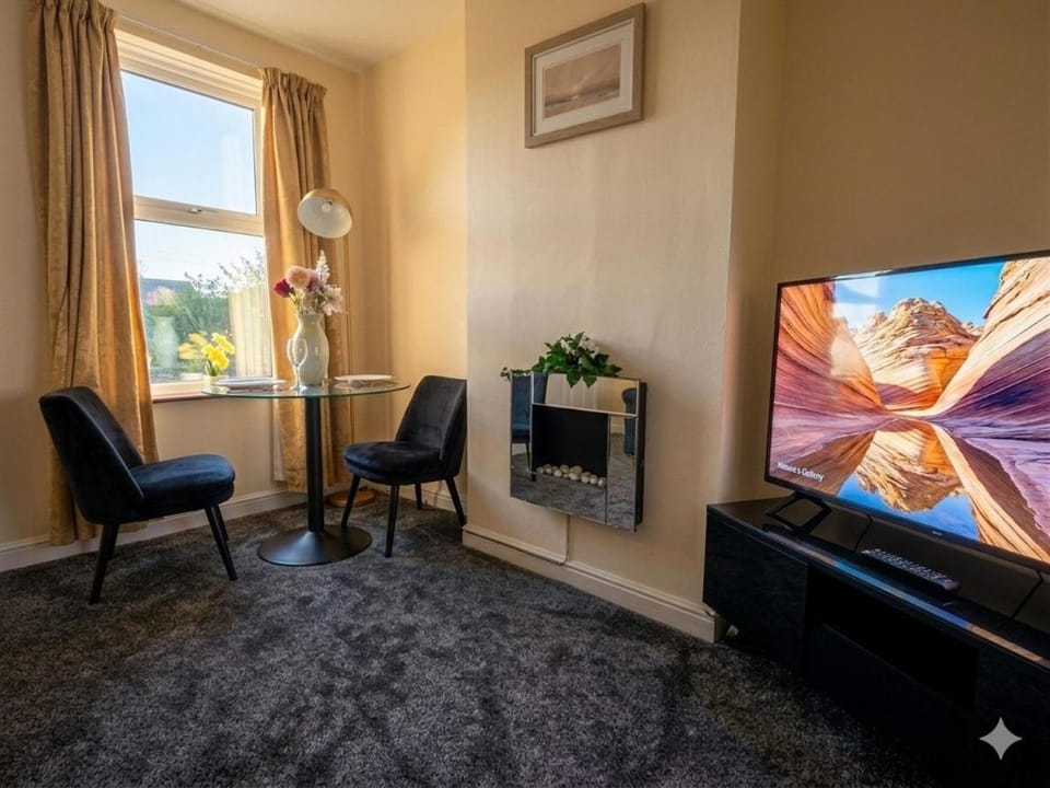 Communal lounge/ TV room, TV and multimedia, Living room