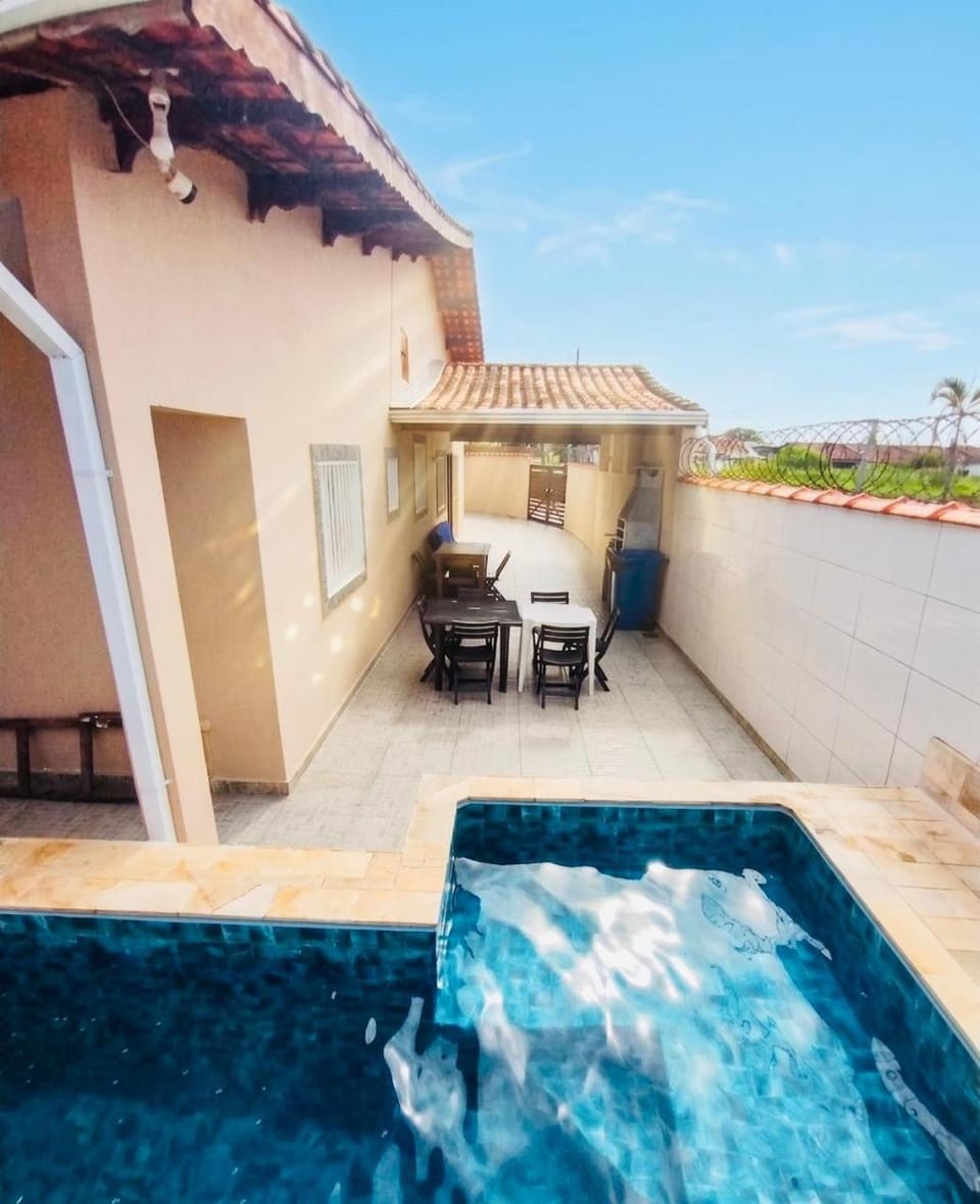 Casa com piscina até 15 pessoas com churrasqueira House in Itanhaém