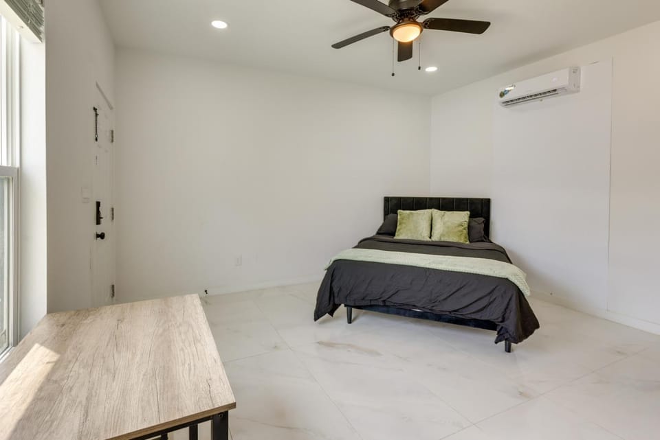 Pool & Beach Access: Modern SPI Studio Near Bars! Apartment in South Padre Island