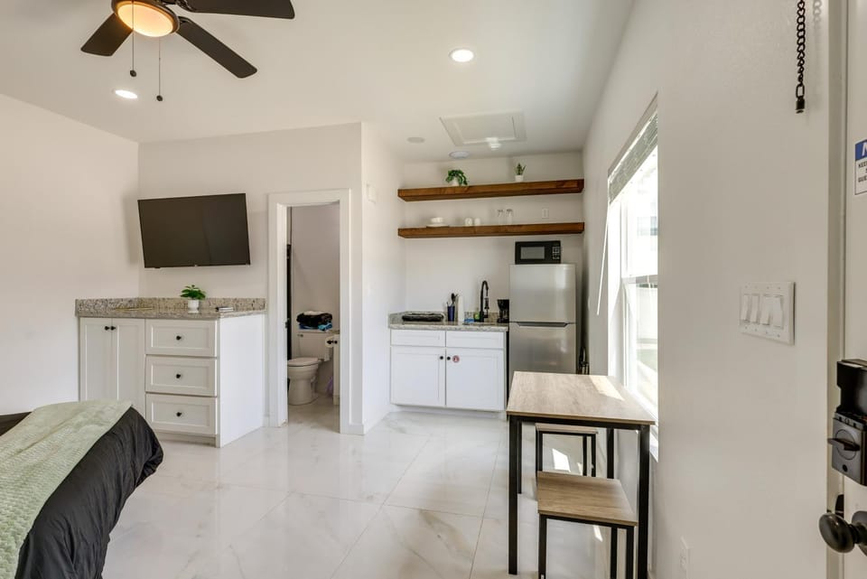 Pool & Beach Access: Modern SPI Studio Near Bars! Apartment in South Padre Island