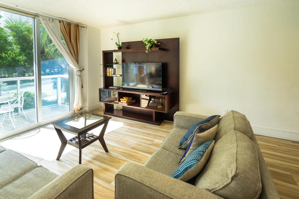 Amazing Miami -Beach Condo Steps to Sand, Book Now! Apartment in Sunny Isles Beach