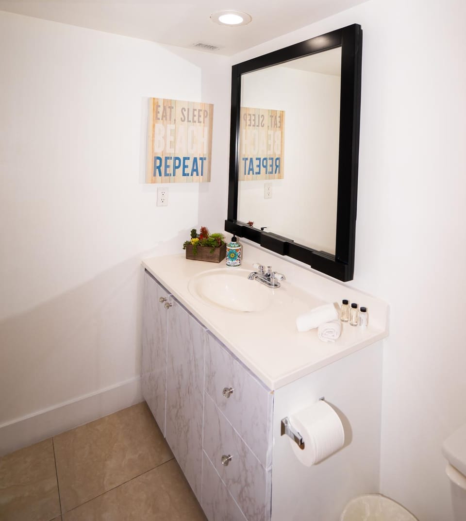 Amazing Miami -Beach Condo Steps to Sand, Book Now! Apartment in Sunny Isles Beach