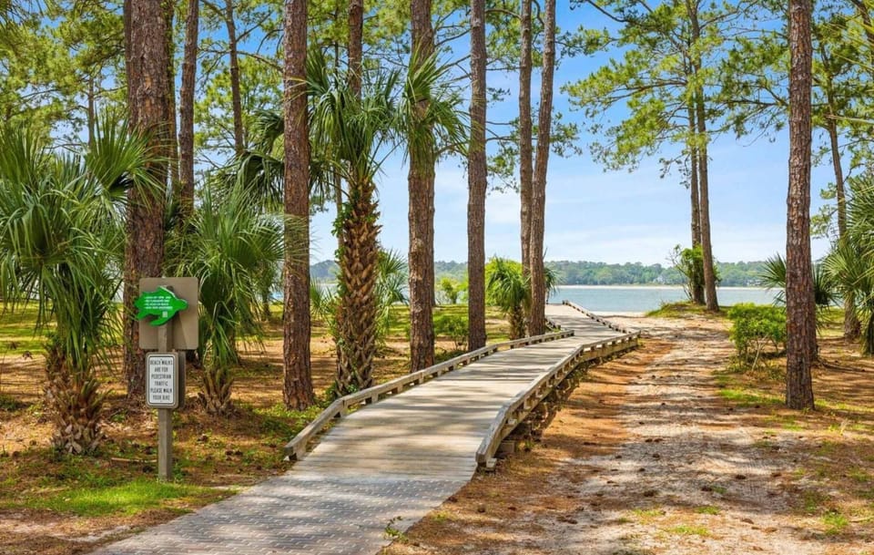 2BR Bluff Villa w Balcony Walk to Salty Dog Villa in Hilton Head Island