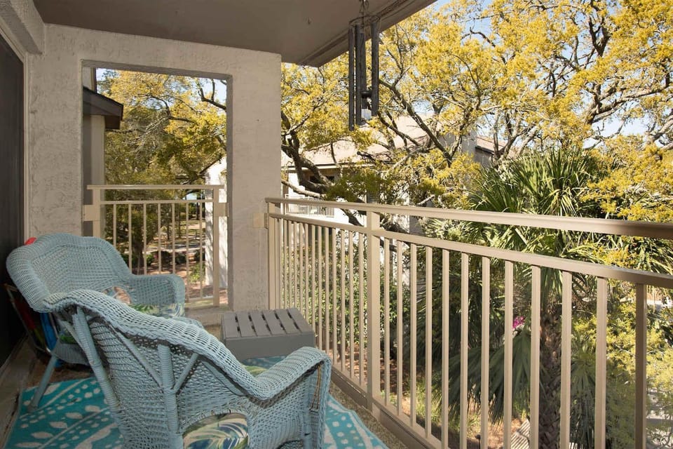2BR Bluff Villa w Balcony Walk to Salty Dog Villa in Hilton Head Island