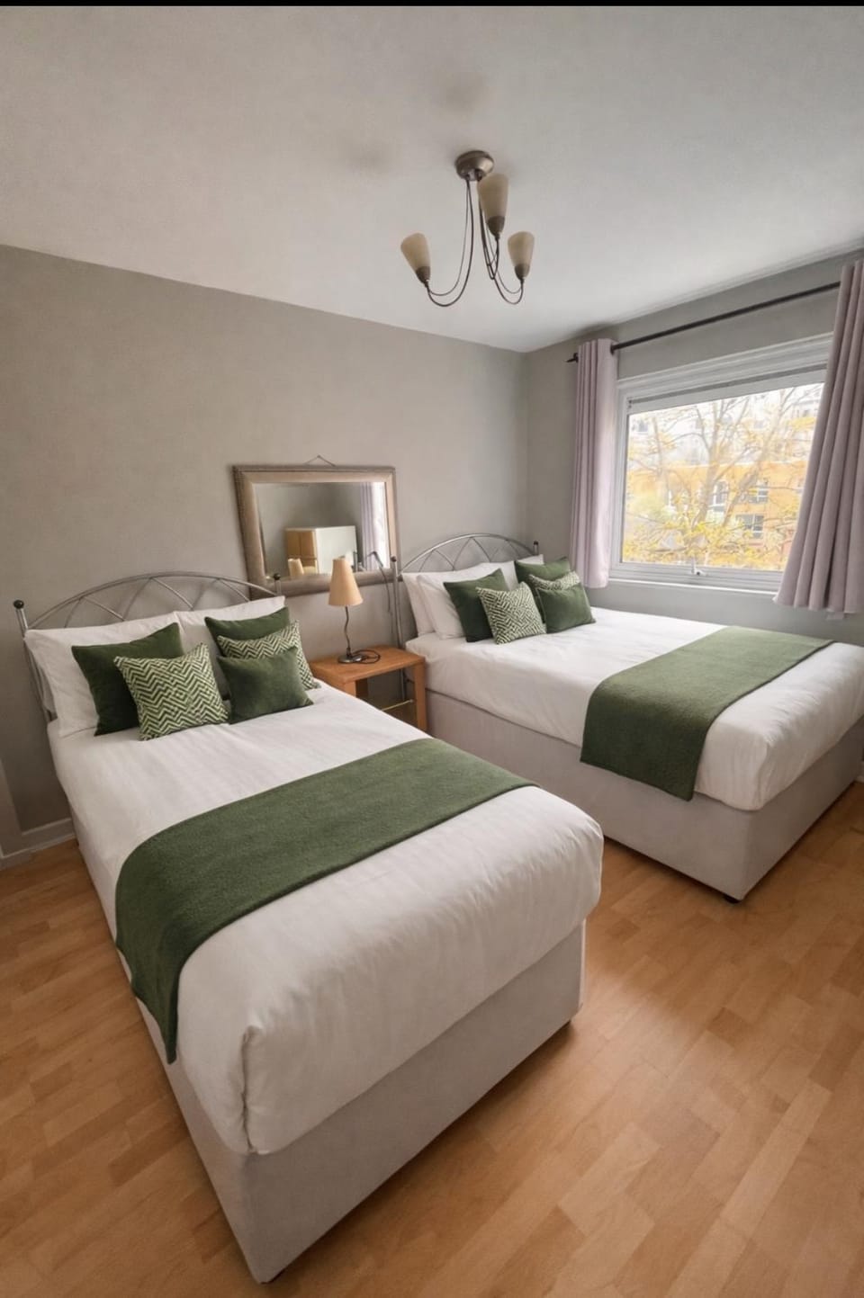 Spacious 1bedroom apartment Free Parking sleeps 6 near Canary Wharf west ferry Ideal for Contractors & Families Apartment in London