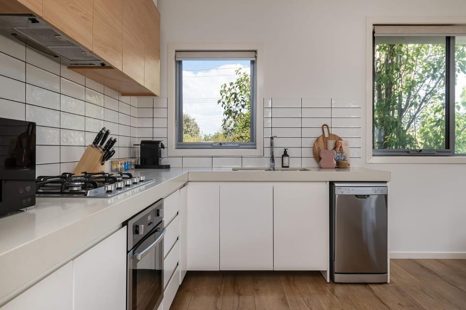 Coffee/tea facilities, Kitchen or kitchenette, dishwasher, oven, stove, toaster